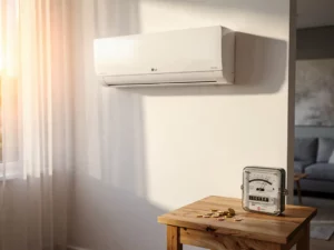 LG-airco aan de muur van een zonnige Nederlandse woonkamer, met een elektriciteitsmeter en euromunten op een houten tafeltje eronder.