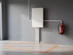 Witte thuisbatterij op garagemuur met 50 cm vrije ruimte, nette kabelgeleiding en brandblusser, modern Nederlands interieur.
