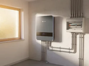 Wandgemonteerde thuisbatterij in Nederlandse meterkast met elektrische leidingen, zekeringkast en gefilterd middaglicht.