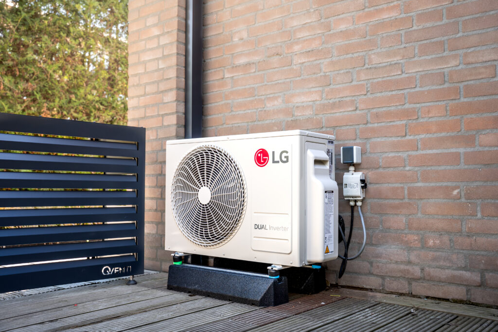 Buitenunit van een LG airco installatie op big foots staat op de vlonder met een omkasting en de goot in de kleur antraciet