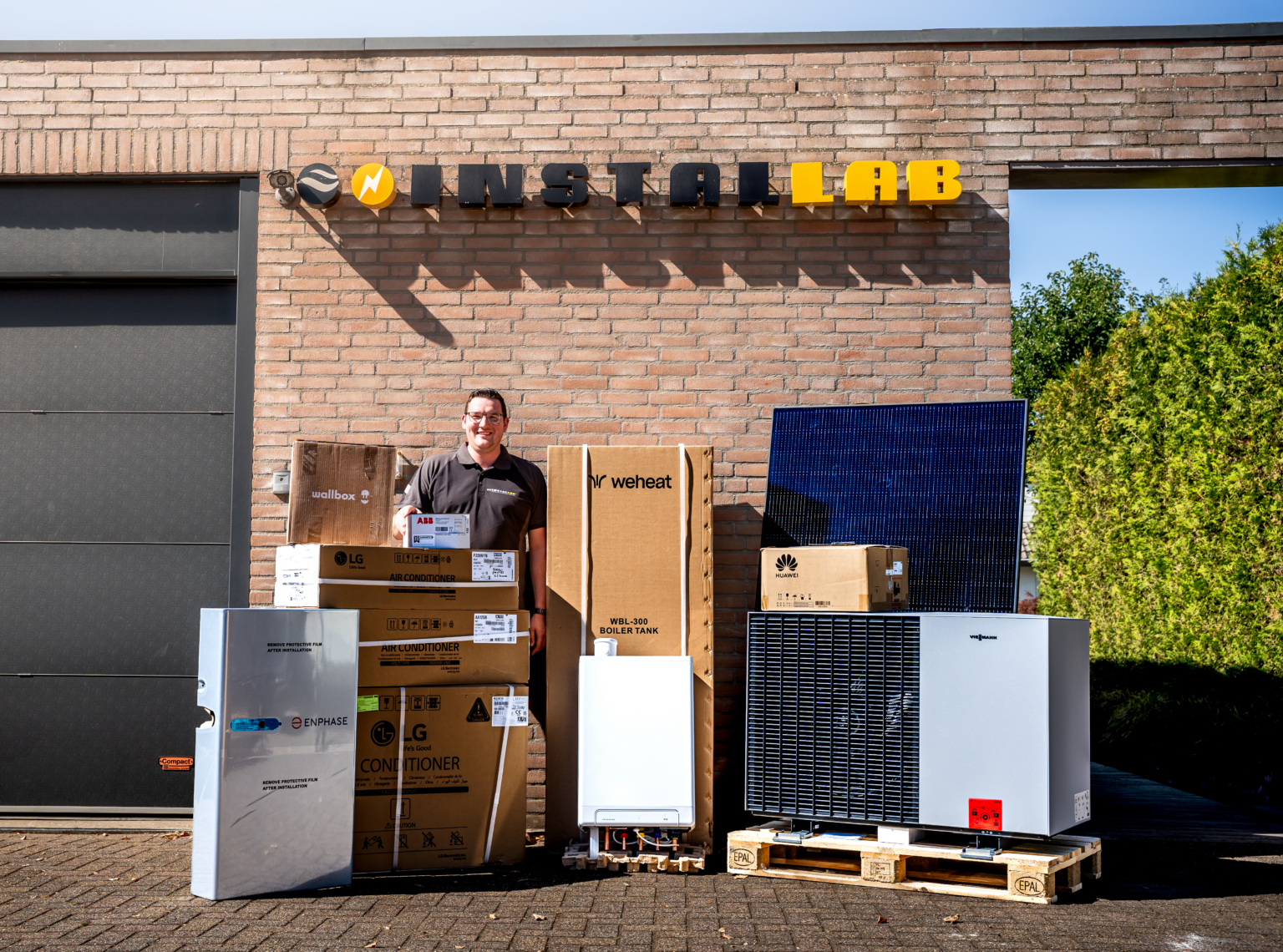 Mathieu als eigenaar met de producten van alle merken waar Installab installaties van plaatst