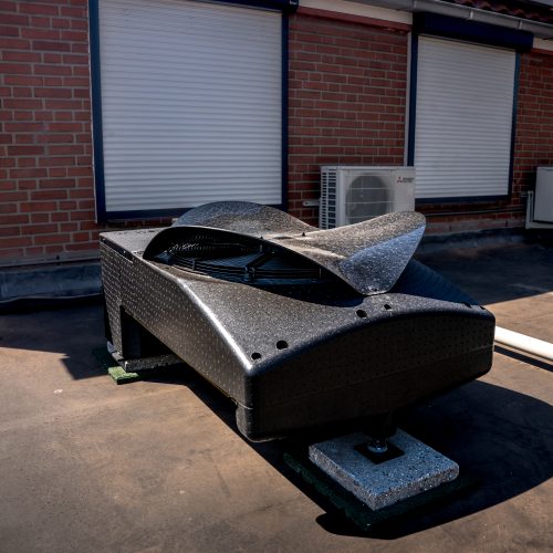 Weheat Blackbird buitenunit op het dak bij klant geïnstalleerd door Installab